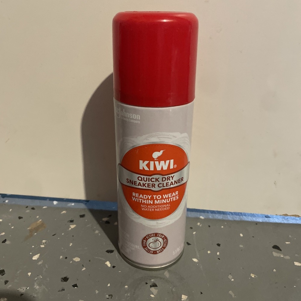 KIWI Quick Dry Sneaker Cleaner Aerosol Spray 5.5 oz Foam Shoe Care